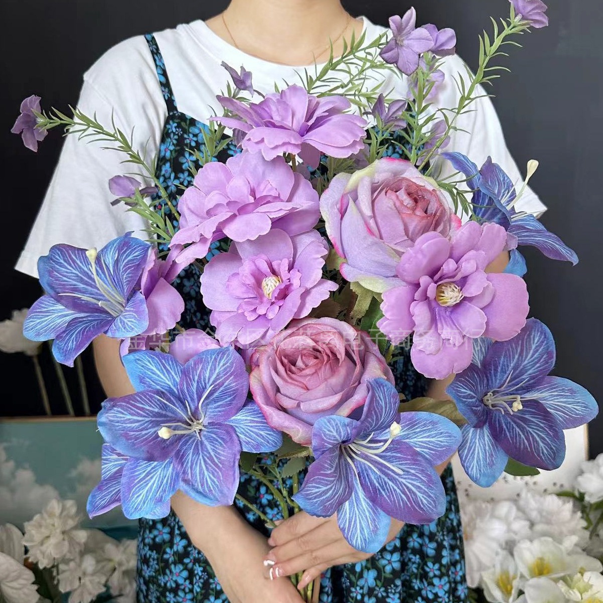 Wedding Supply Shops - Sztuczne lilie w stylu Moneta, fioletowo-niebieskie,