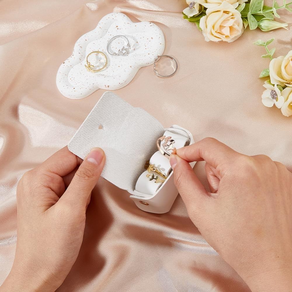 Biała skórzana pudełko-poduszk – Wedding Supply.Box recenzja i cena